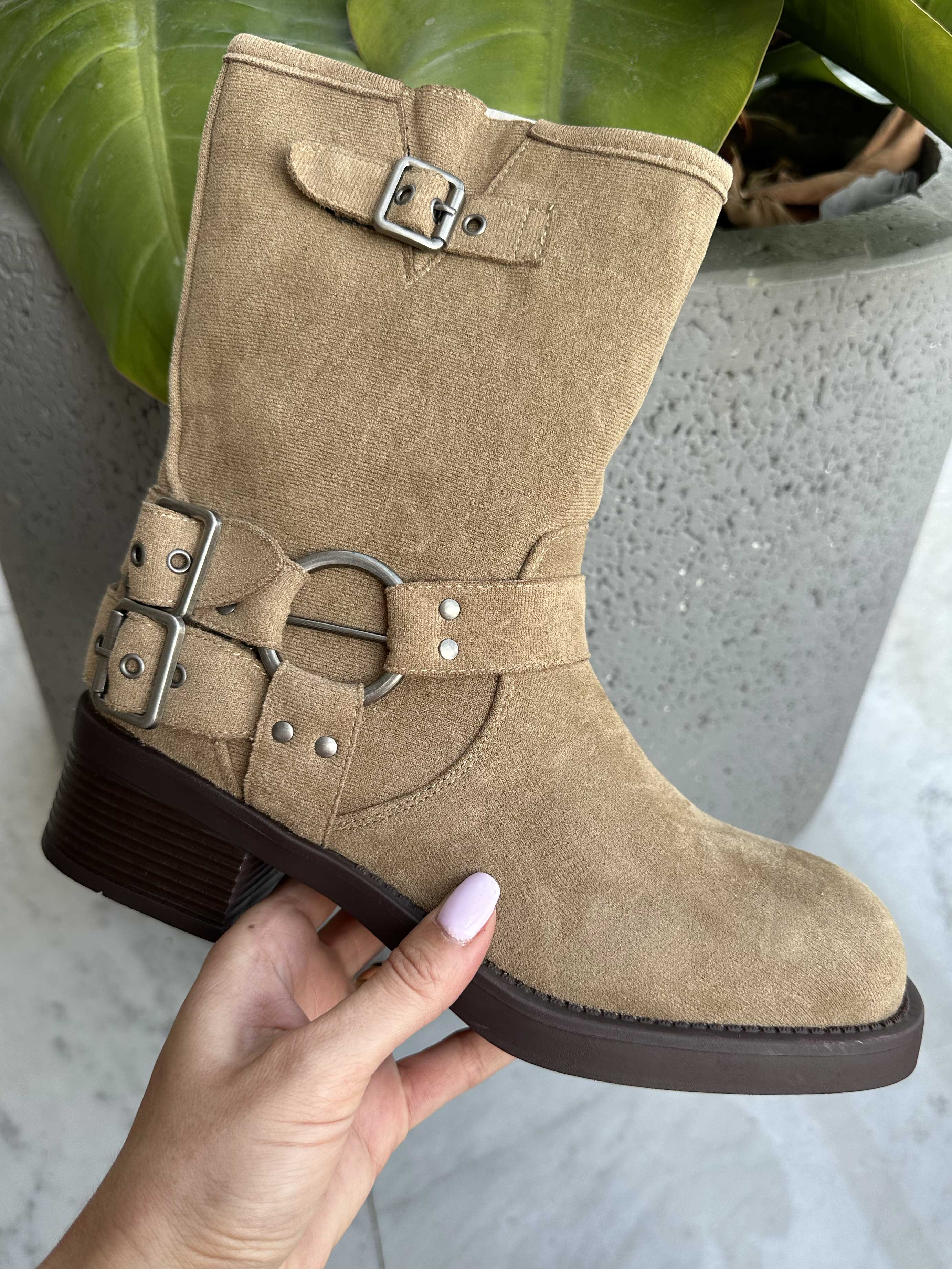 Barcelona - Støvler i ruskindslook med spænder